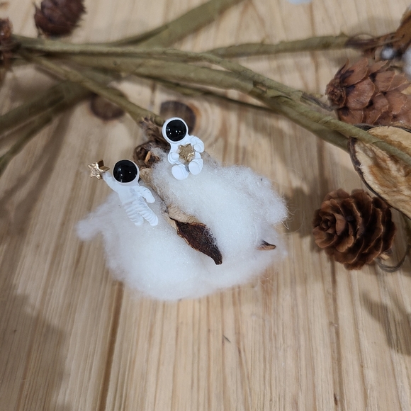 👩‍🚀🧑‍🚀NEW👩‍🚀🧑‍🚀DARLING!! Asymetrical Stud Astronaut Earrings👩‍🚀🧑‍🚀 - Picture 11 of 14